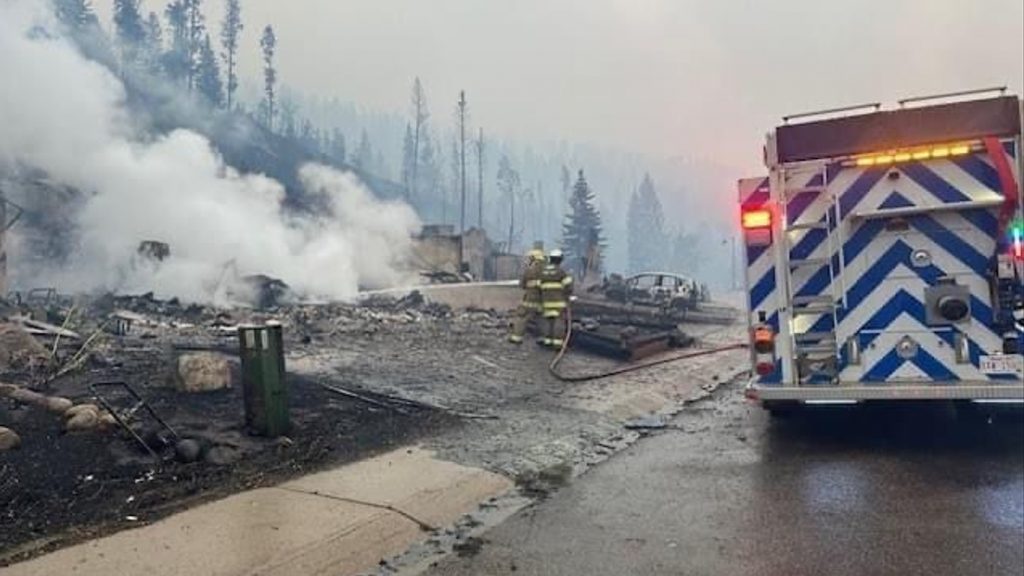 Fotos: “chuva de fogo” em incêndio destrói cidade turística do Canadá