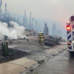Fotos: “chuva de fogo” em incêndio destrói cidade turística do Canadá