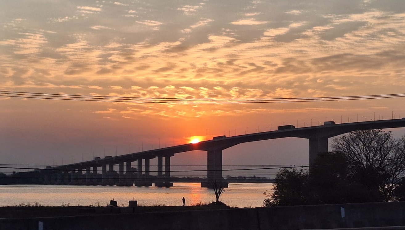 Foto mostra fim de tarde de calor em Porto Alegre 