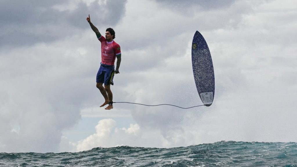 A imagem olímpica do dia: o voo de Gabriel Medina nas águas do Taiti