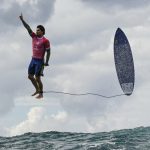 A imagem olímpica do dia: o voo de Gabriel Medina nas águas do Taiti