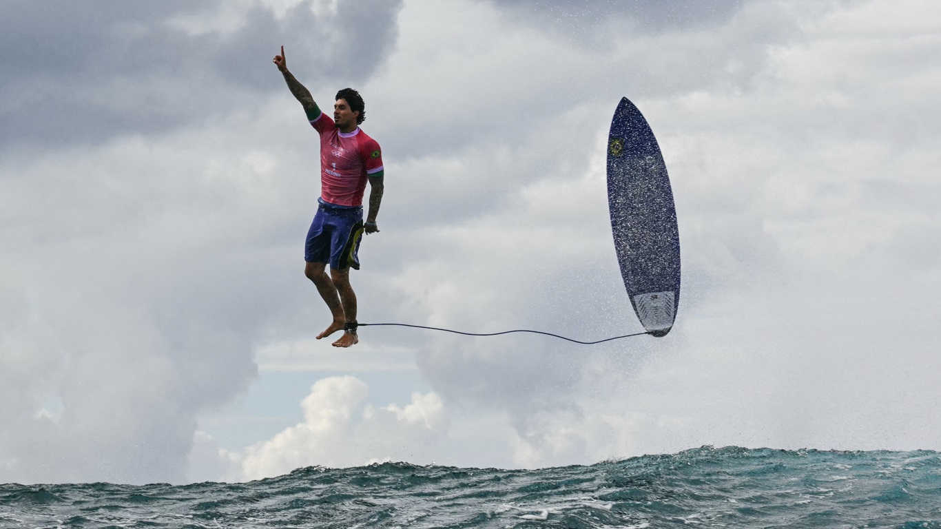 <span class="entry-title-primary">A imagem olímpica do dia: o voo de Gabriel Medina nas águas do Taiti</span> <h2 class="entry-subtitle">Brasileiro Gabriel Medina promove a revanche contra o competidor japonês que foi seu algoz nos jogos de Tóquio </h2>