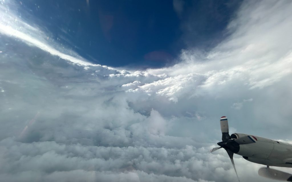 Avião chega ao olho do devastador furacão Beryl; veja as imagens