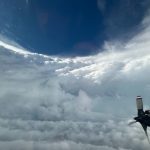 Avião chega ao olho do devastador furacão Beryl; veja as imagens