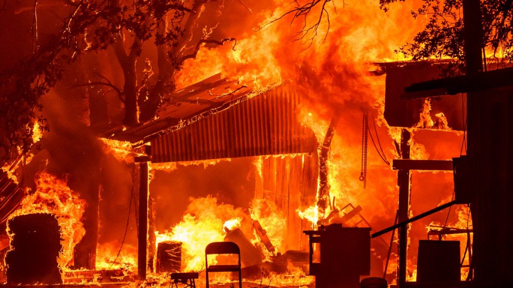 Imagens impressionantes mostram incêndio gigantesco na Califórnia