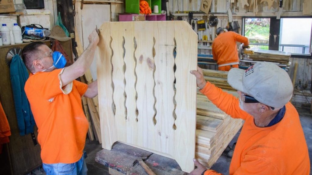Vítimas da enchente recebem móveis fabricados em presídios gaúchos