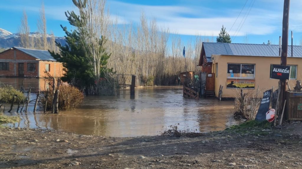 Patagônia tem inundações com degelo por altas temperaturas