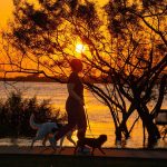 Ar quente eleva a temperatura em começo de agosto de tempo luminoso