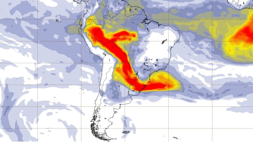 Denso corredor de fumaça se forma entre a Amazônia e o Sul do Brasil