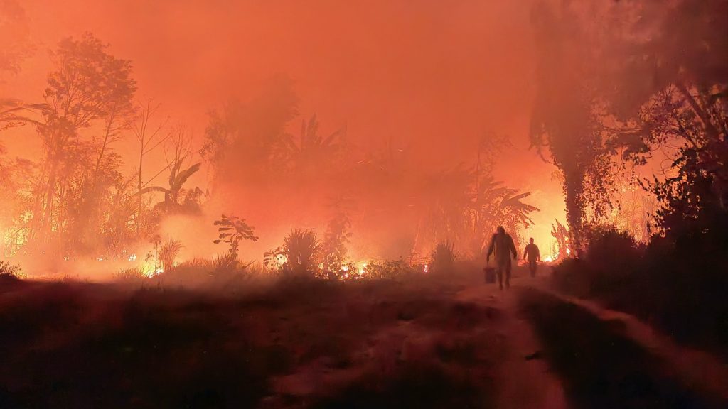 Incêndios fora de controle na Bolívia levam mais fumaça para o Brasil