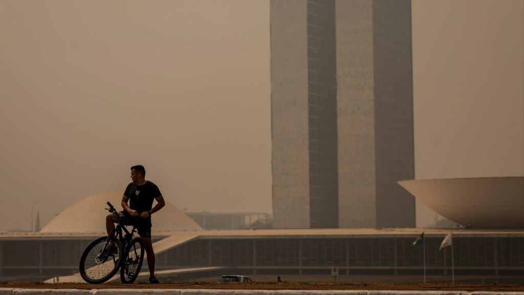 Imagens impressionantes mostram Brasília tomada por fumaça; veja fotos