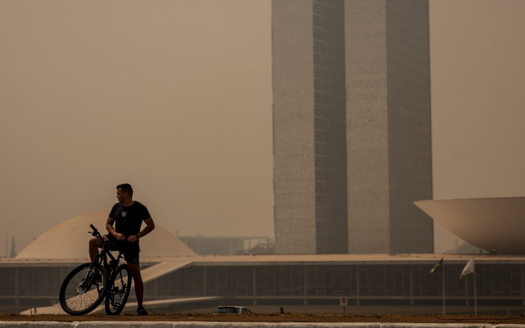 Imagens impressionantes mostram Brasília tomada por fumaça; veja fotos Densa fumaça de queimadas cobre neste domingo Brasília e os principais prédios da república somem em meio à nevoa de poluição