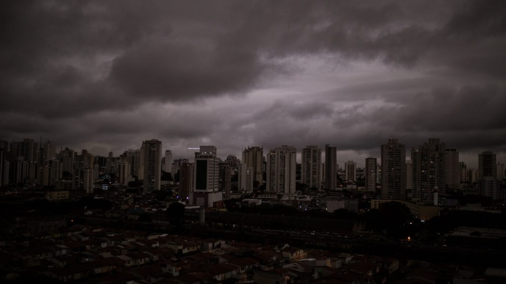 Entenda o que é soot e como fará com que São Paulo tenha chuva preta