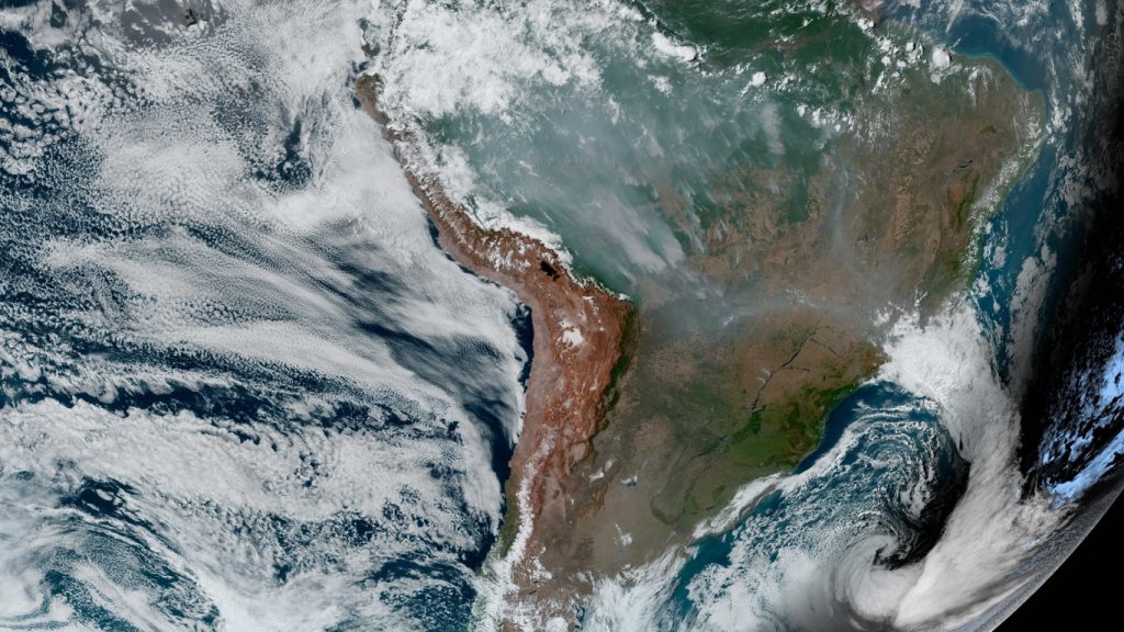 Ciclone na costa ajuda a espalhar fumaça de queimadas pelo Brasil