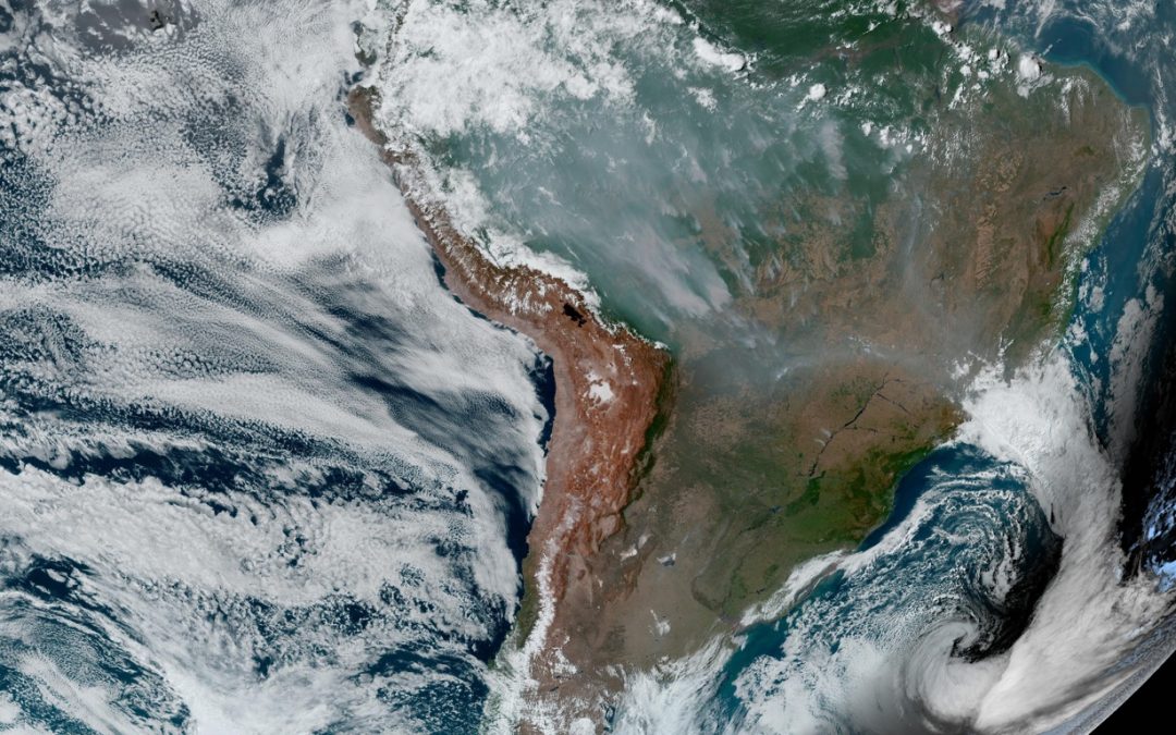 Ciclone na costa ajuda a espalhar fumaça de queimadas pelo Brasil Ciclone extratropical atua neste momento com uma frente fria na costa do Brasil e as correntes de vento espalham a fumaça pelo país