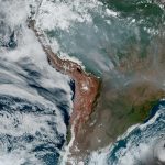 Ciclone na costa ajuda a espalhar fumaça de queimadas pelo Brasil