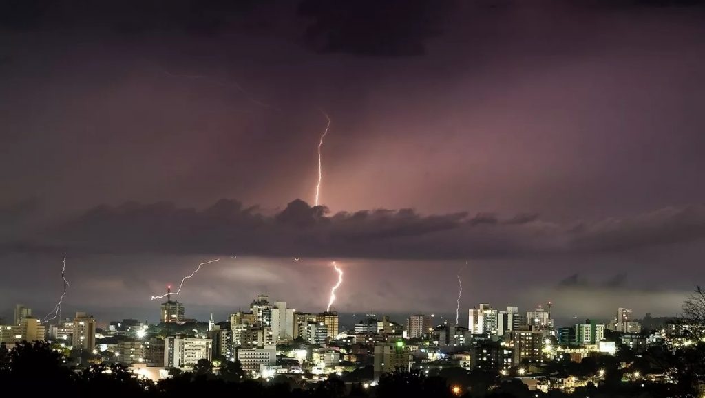 Frente fria traz chuva e raios após calor de 34ºC e vento Norte de 93 km/h