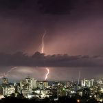 Frente fria traz chuva e raios após calor de 34ºC e vento Norte de 93 km/h