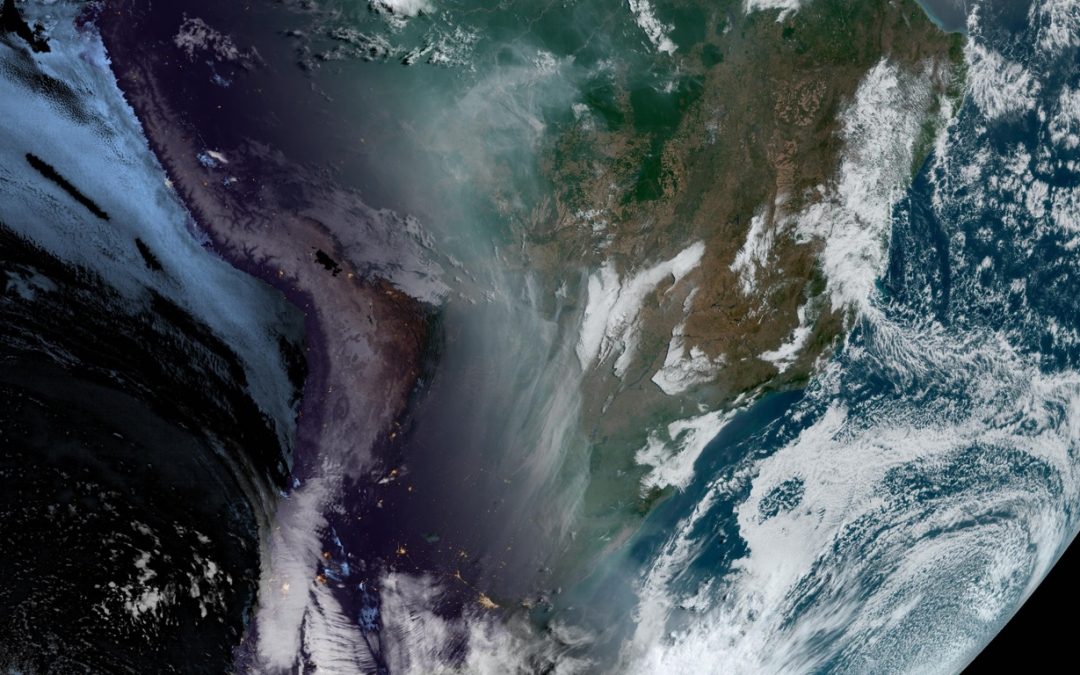 Grande quantidade de fumaça avança da Amazônia para o Sul do Brasil Corredor de fumaça se desloca para Sul da região amazônica até a Argentina, Uruguai e o Rio Grande do Sul com vento de Norte