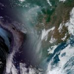 Grande quantidade de fumaça avança da Amazônia para o Sul do Brasil