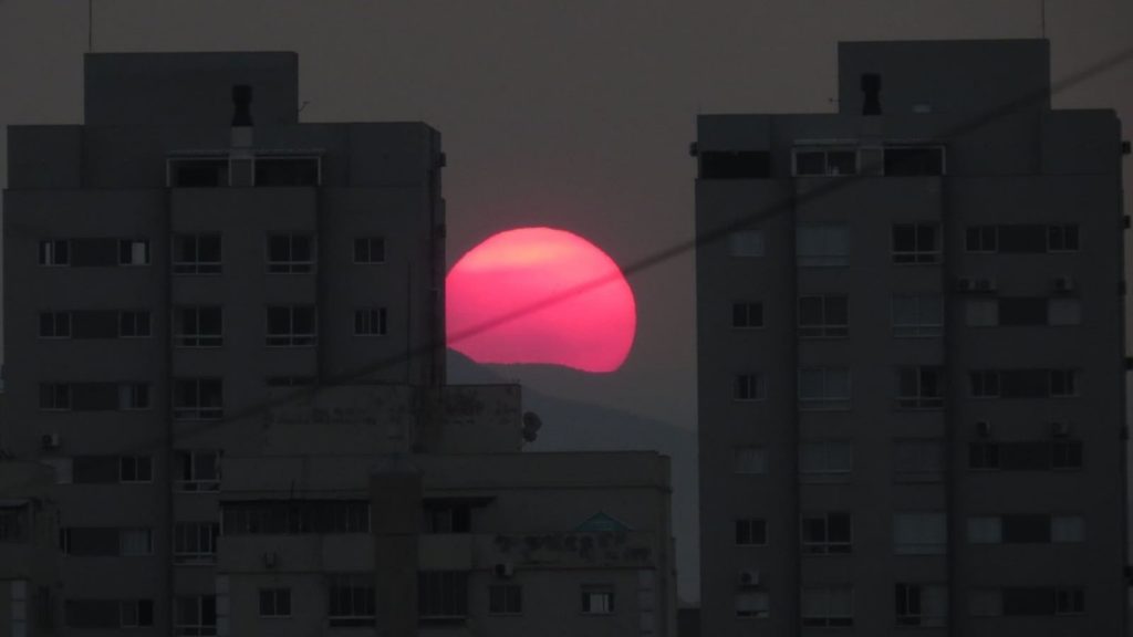 Fotos: fumaça da região amazônica transforma céu do Rio Grande do Sul