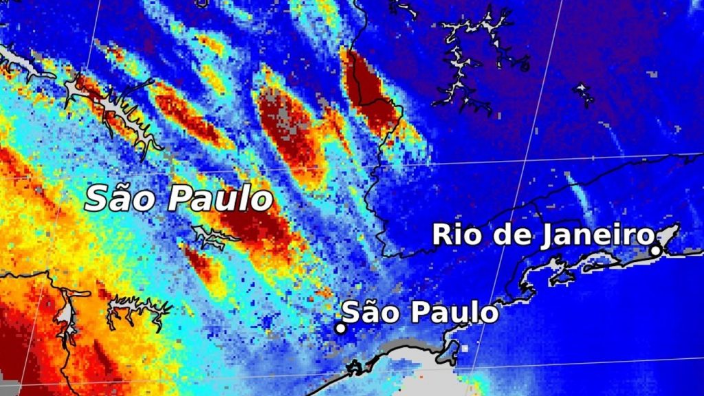 Satélite norte-americano registra o avanço da fumaça em São Paulo