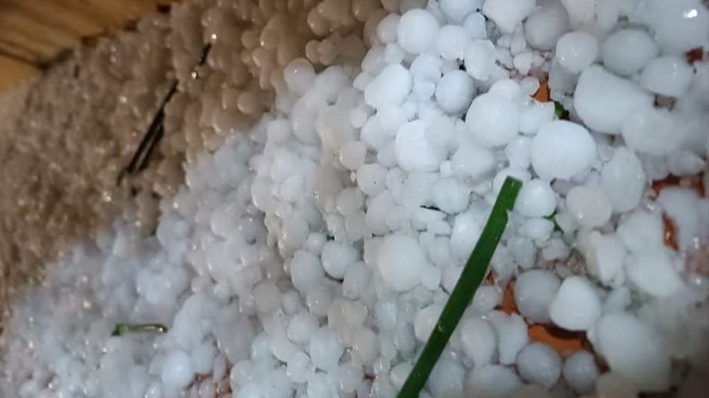 Tempestade de granizo cobre de gelo cidade do Oeste gaúcho