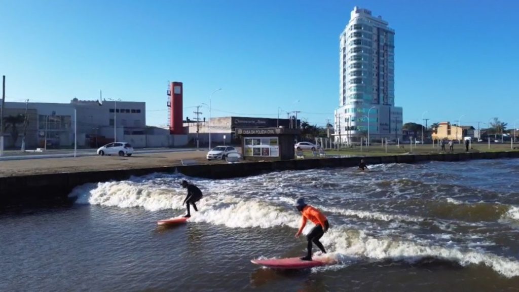 Surfistas trocam mar por rio com pororoca gerada por forte ressaca