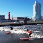 Surfistas trocam mar por rio com pororoca gerada por forte ressaca