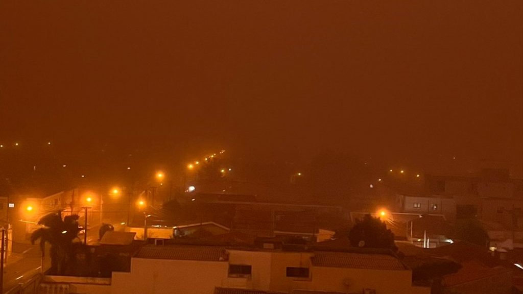Poeira e fumaça trazem paisagem marciana de Mad Max em São Paulo