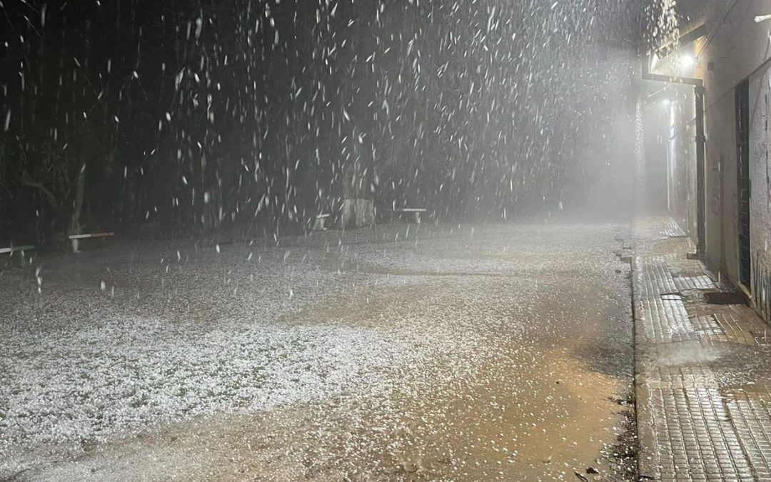 Frente semi-estacionária segue provocando temporais de granizo Frente semi-estacionária entre o Uruguai e o Rio Grande do Sul cria condições favoráveis à ocorrência localizada de granizo