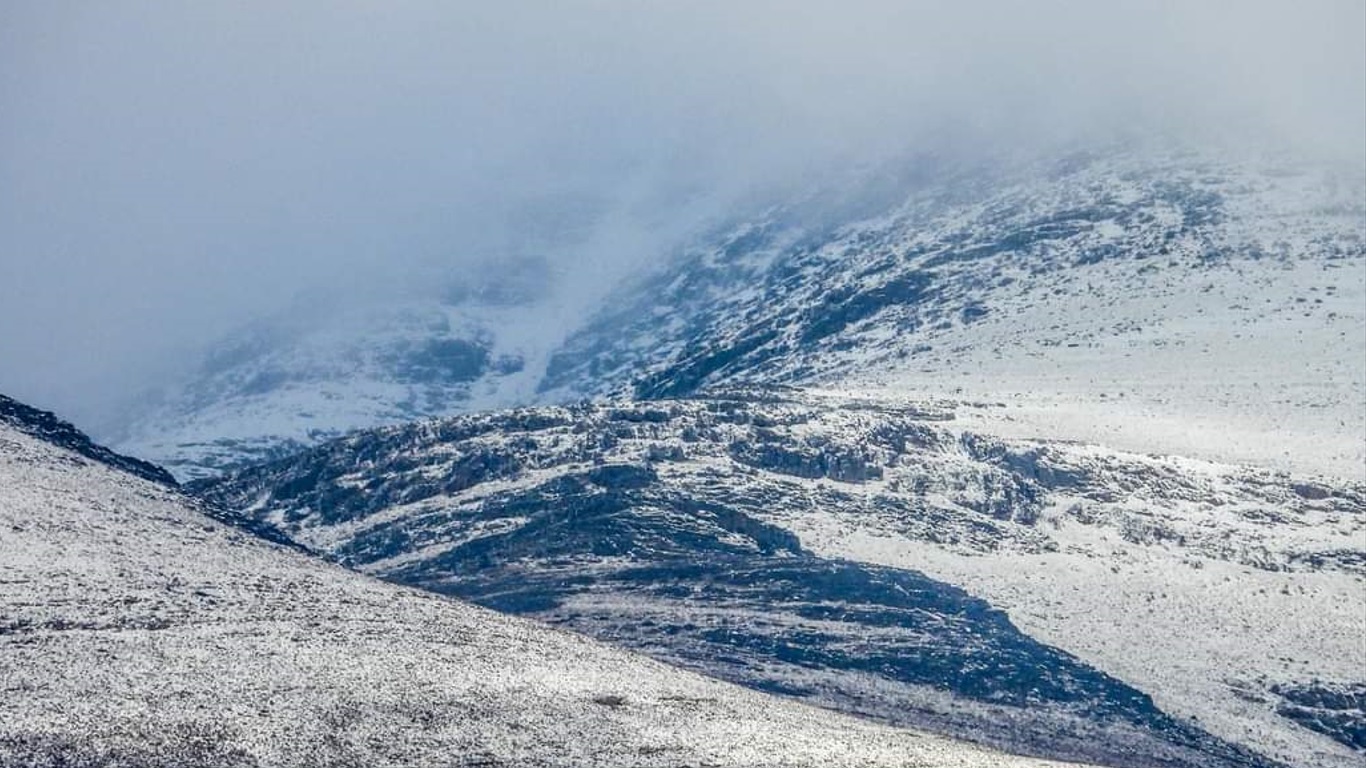 <span class="entry-title-primary">Neve cai na província de Buenos Aires e encanta moradores; veja fotos</span> <h2 class="entry-subtitle">Neve caiu com acumulação em cadeia de morros no Sudoeste de Buenos Aires com paisagens magníficas na Sierra de la Ventana</h2>
