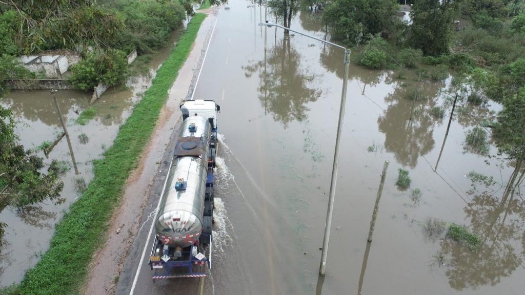 Enchente também afeta o Uruguai após chuva excessiva