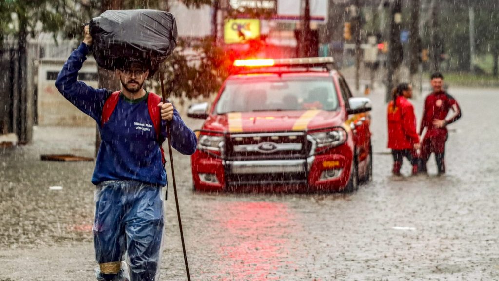 Frente fria reforça instabilidade com chuva forte, alagamentos e temporais
