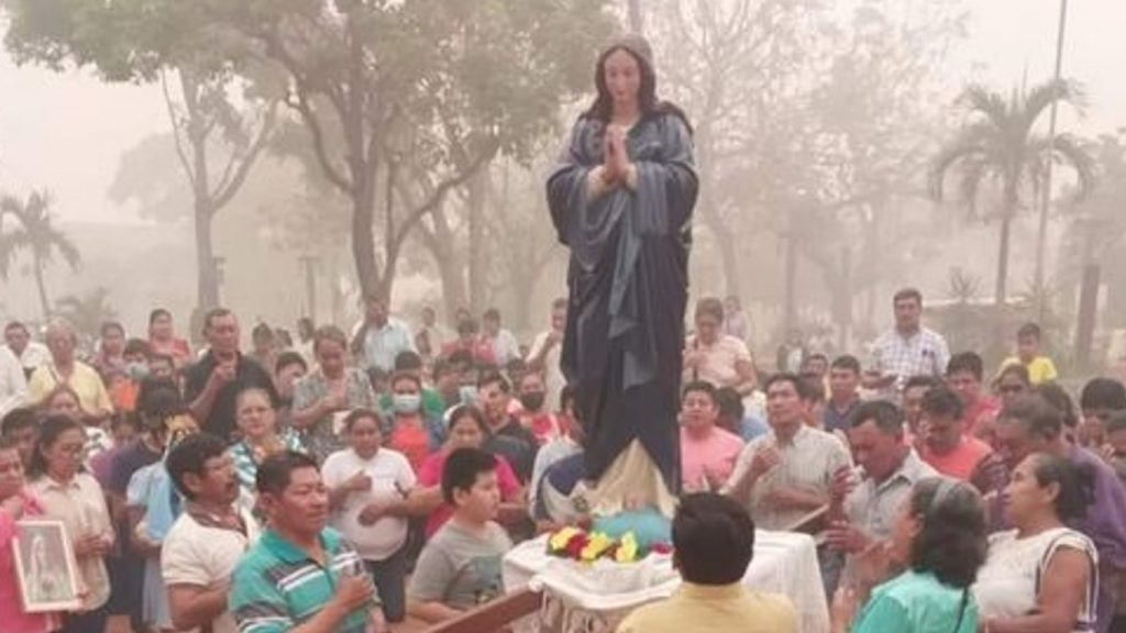 Bolivianos rezam por chuva em meio a calor extremo e densa fumaça
