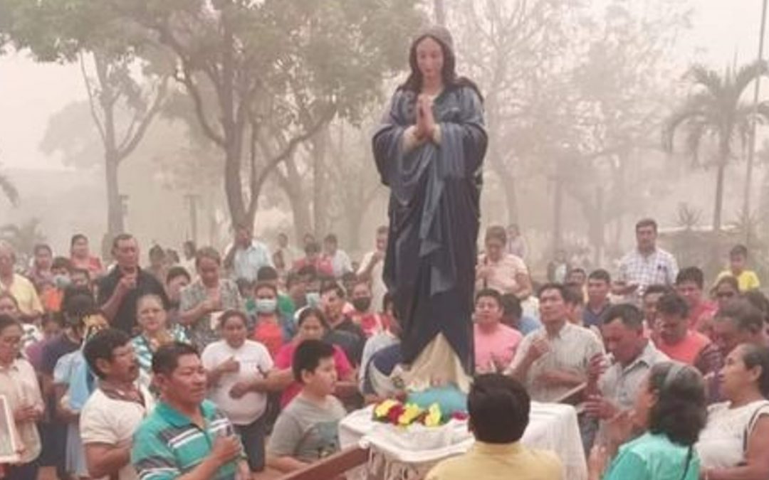 Bolivianos rezam por chuva em meio a calor extremo e densa fumaça Bolívia enfrenta uma grave crise ambiental com semanas de ar insalubre e perigoso pelo alto número de queimadas