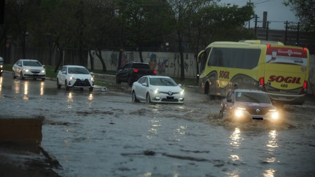 Dia vira noite duas vezes com chuva forte, granizo e alagamentos