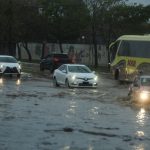 Dia vira noite duas vezes com chuva forte, granizo e alagamentos