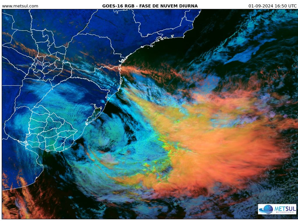 Ciclone na costa impulsiona ar frio, provoca vento e afasta a fumaça