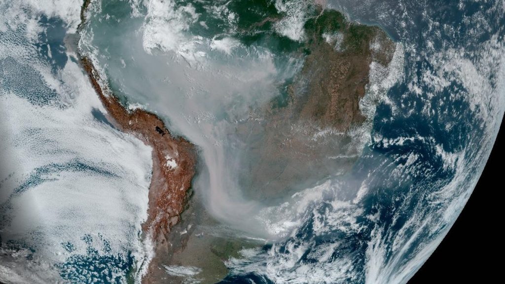 Denso corredor de fumaça alcança Sul do Brasil no Dia da Independência