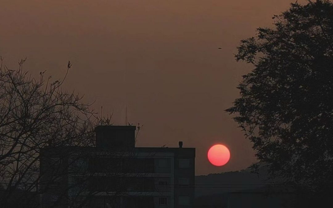 Fotos: o retorno da fumaça ao céu do Rio Grande do Sul Veja como ficou o céu hoje em diferentes cidades gaúchas com o retorno da fumaça das queimadas em fotos dos nossos leitores