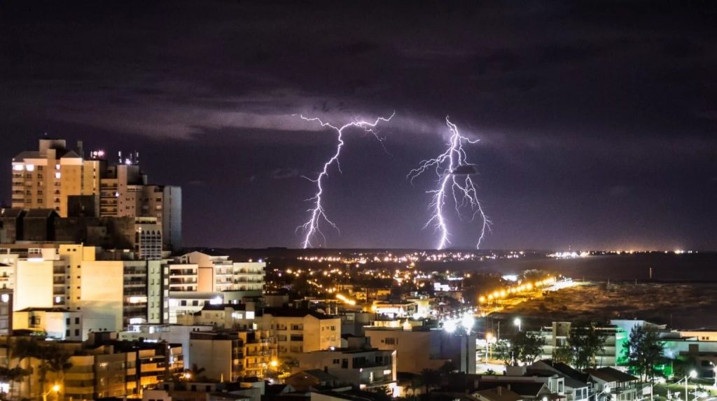 Frente fria mudará o tempo com chuva, raios e a volta do frio