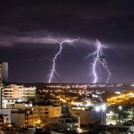 Frente fria mudará o tempo com chuva, raios e a volta do frio