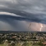 Frente fria sob fumaça chegará com céu escuro, chuva preta e até granizo