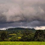 Frente fria muda o tempo no começo de outubro com chuva e temporais