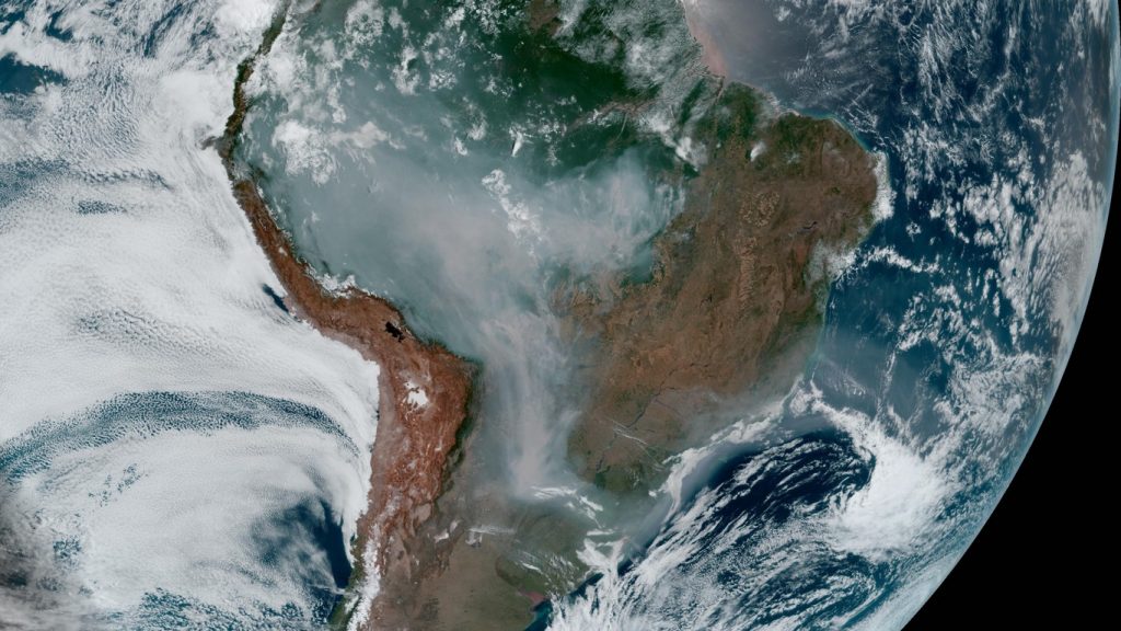 Fumaça de queimadas cobre enorme área do Brasil; veja as imagens