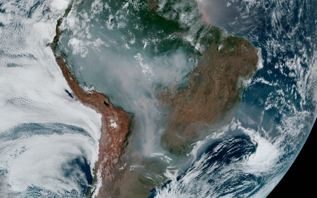 Fumaça de queimadas cobre enorme área do Brasil; veja as imagens Fumaça de queimadas na Amazônia brasileira e na Bolívia atinge hoje enorme área do Brasil e da América do Sul