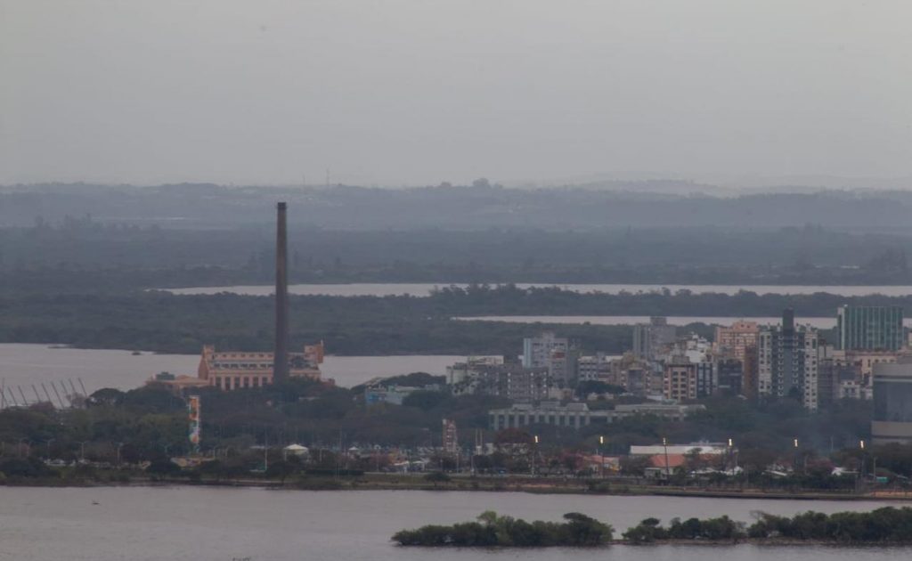 Fumaça volta ao Sul do Brasil nesta semana com vento de Norte quente
