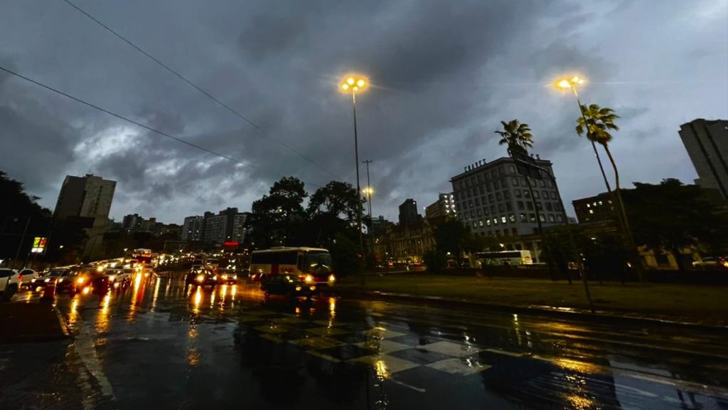 Cara de Gotham City: Porto Alegre escurece cedo com chuva e fumaça