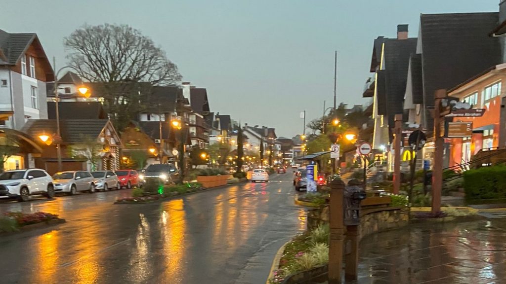 Gramado escurece no meio da manhã com fumaça e nuvens de chuva